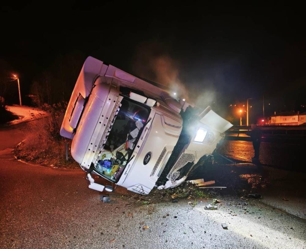İnegöl'de Feci Kaza! Tır Kanala Uçtu (3)