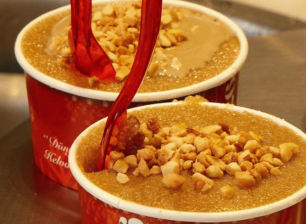 İnegöl'de Yüzlerce Yıllık Tatlıyı Dondurmayla Buluşturdu! (1)