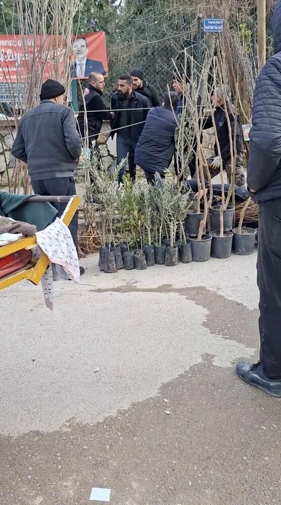 İnegöl'de Zabıtaya Bıçaklı Saldırı! İşte Seyyar Satıcının Saldırı Anları (2)