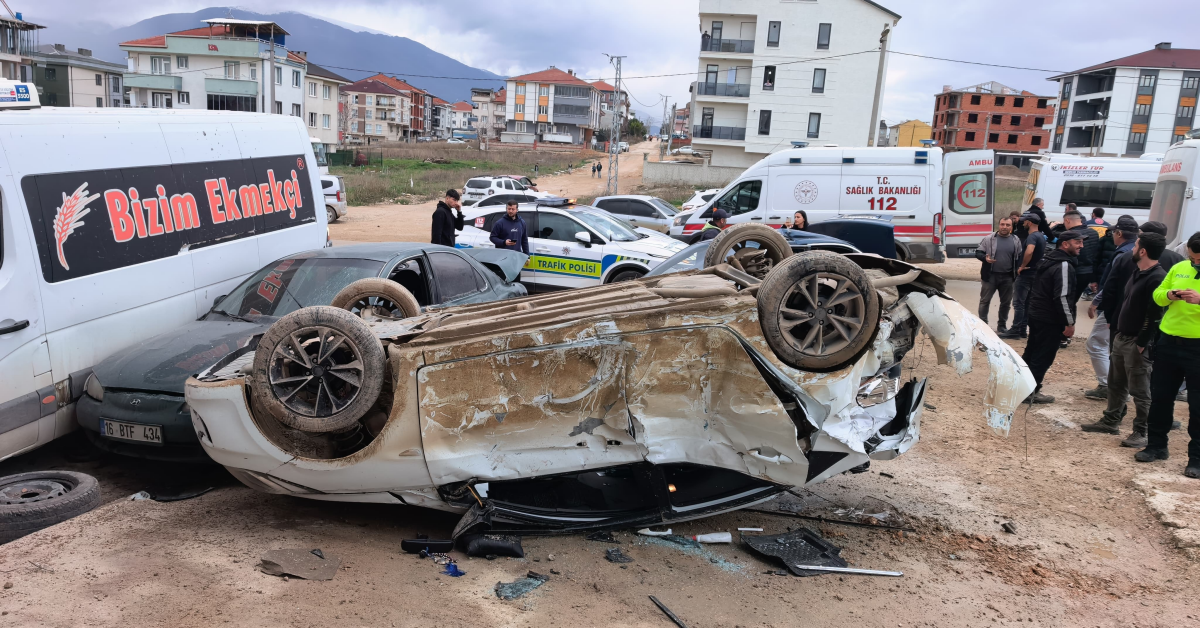 İnegöl’deki Feci Kazada Sürücü Ehliyetsiz Çıktı! 4 Öğrencinin Durumu Kritik (2)