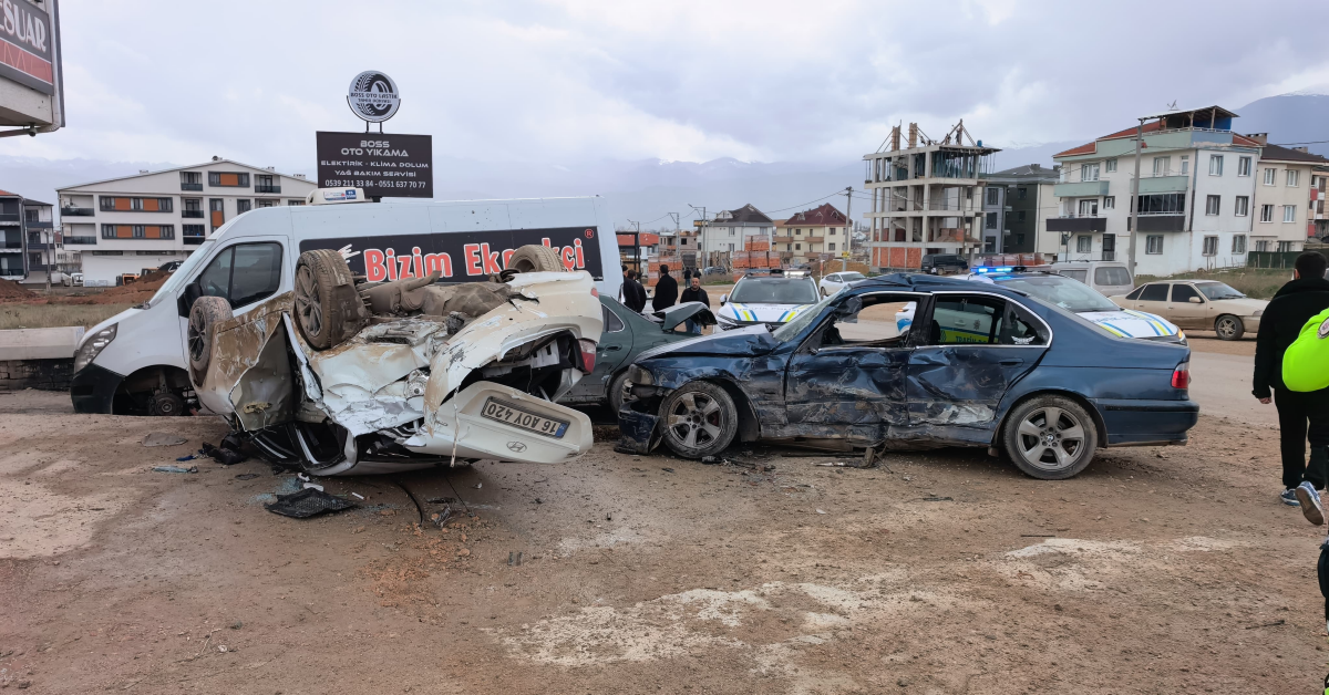 İnegöl’deki Feci Kazada Sürücü Ehliyetsiz Çıktı! 4 Öğrencinin Durumu Kritik (3)