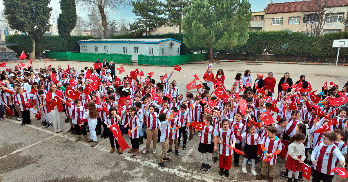 İnegölspor'dan Öğrencilere Binlerce Forma Ve Eşofman Desteği (4)