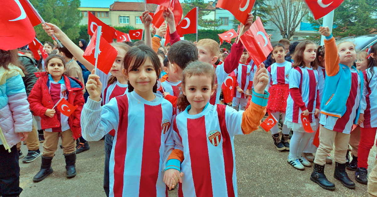 İnegölspor'dan Öğrencilere Binlerce Forma Ve Eşofman Desteği (6)