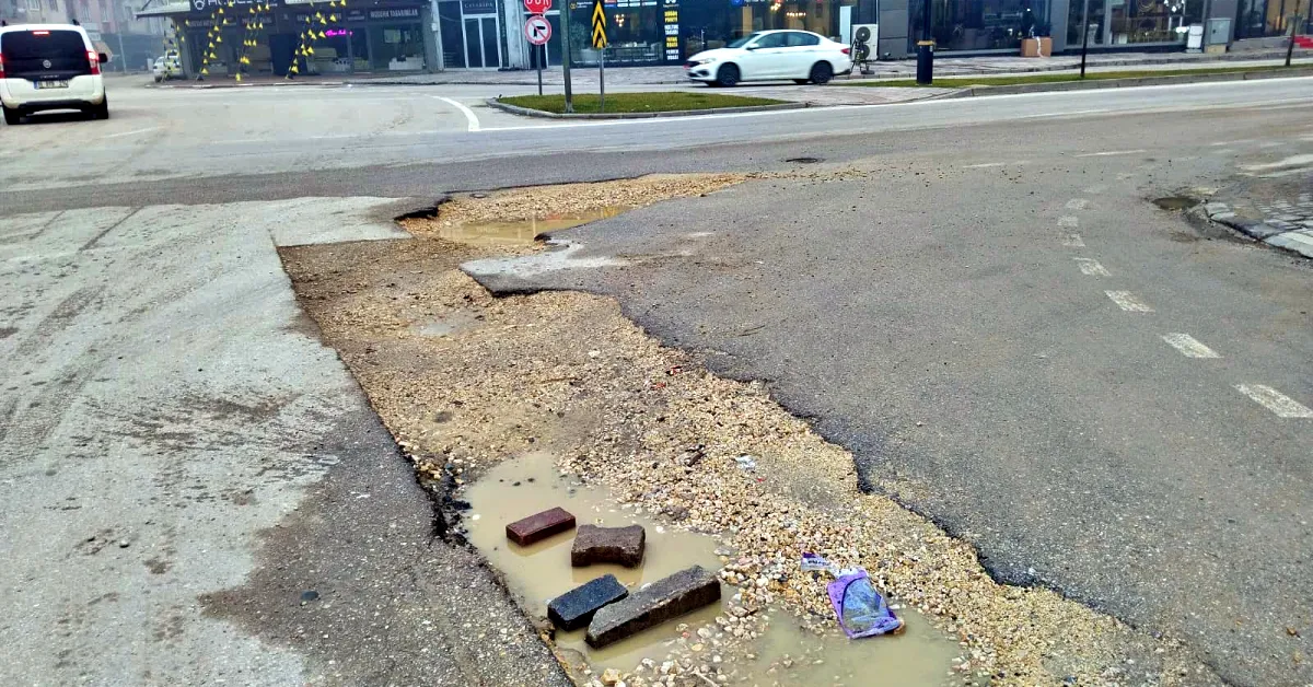 İnegöl’ün Mobilya Vitrininde Yol Çilesi Sürücüler Tepkili (3)