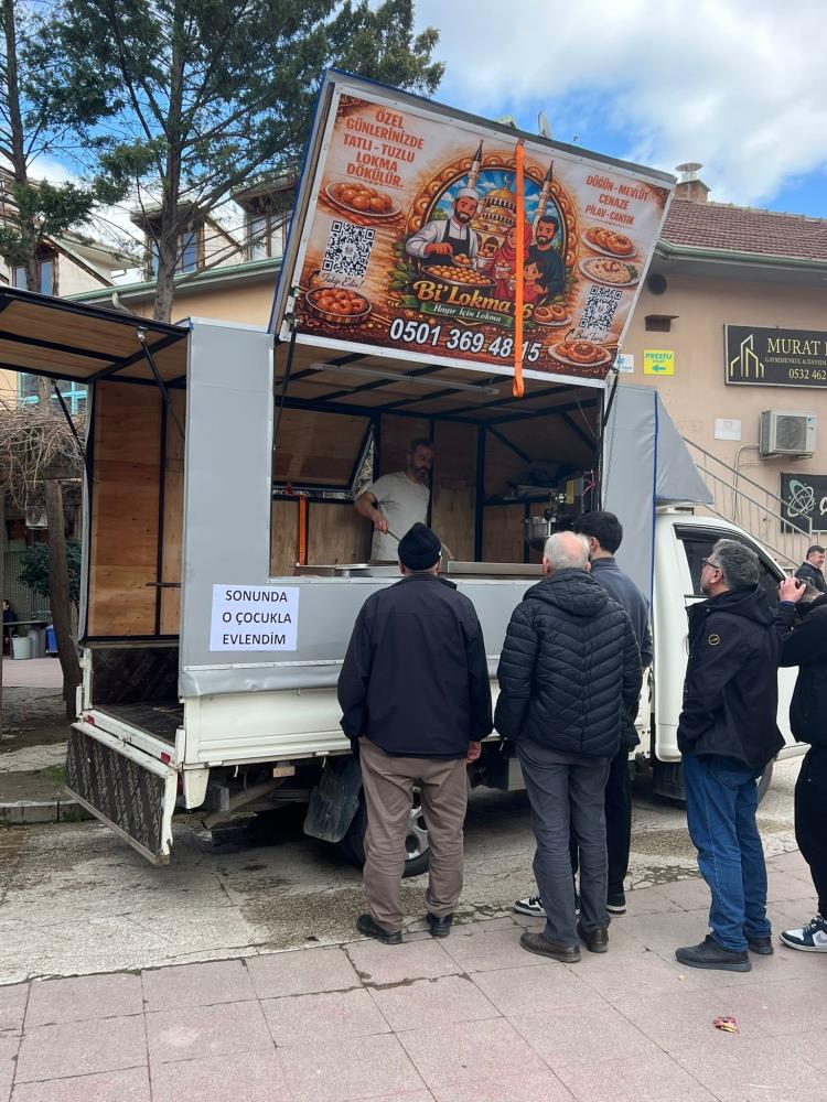 İstediği Ile Evlenen Kadın Lokma Dağıttı