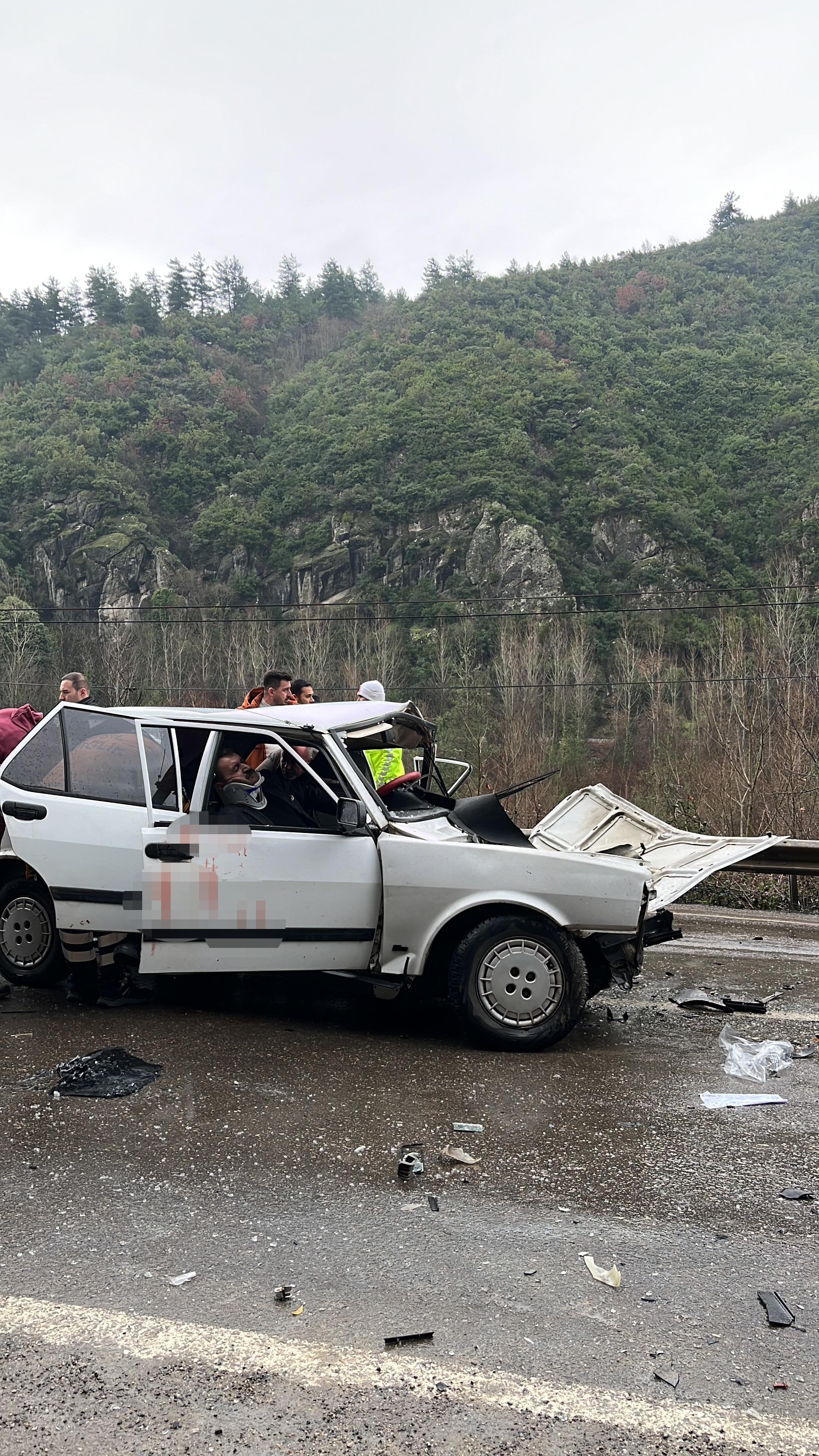 Karabük’te Iki Otomobil Kafa Kafaya Çarpıştı! 5 Yaralı (1)