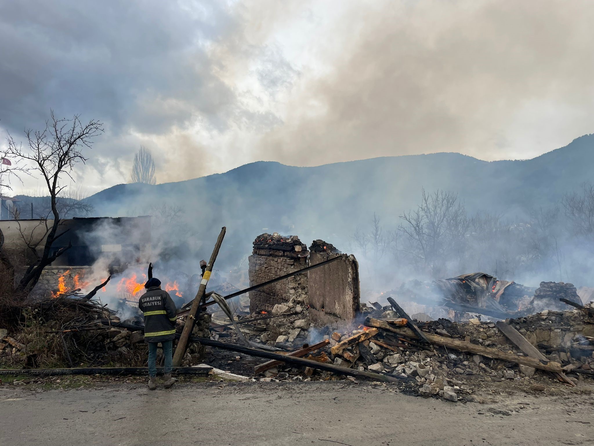 Karabük’te Köyde Çıkan Yangın 4 Evi Ve Bir Ahırı Küle Çevirdi (1)