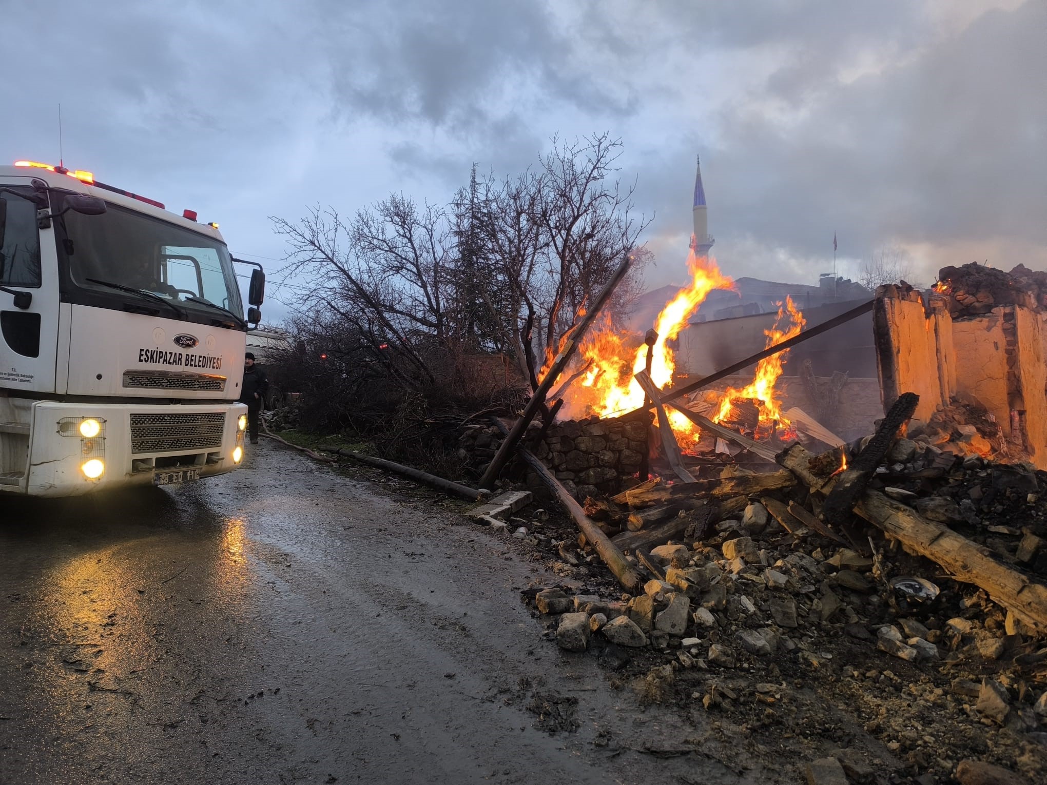 Karabük’te Köyde Çıkan Yangın 4 Evi Ve Bir Ahırı Küle Çevirdi (3)