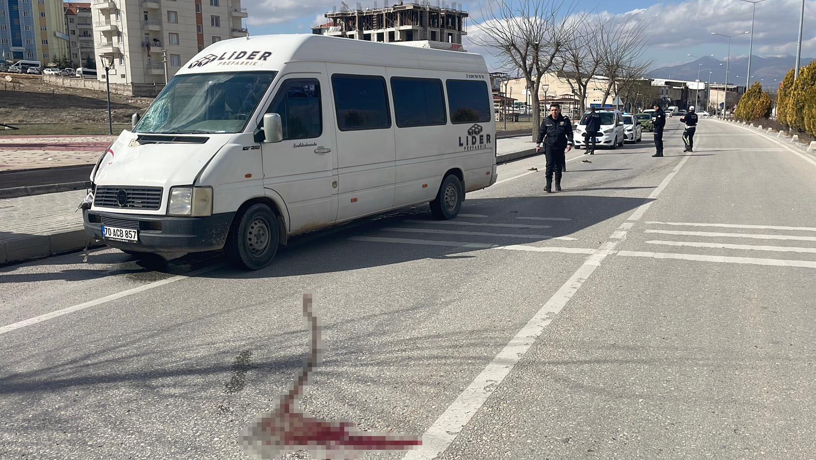 Karaman’da Minibüsün Çarptığı 57 Yaşındaki Yaya Ağır Yaralandı. Yaklaşık 30 Metre Savrulan Yaralının Hayati Tehlikesi Sürüyor (1)