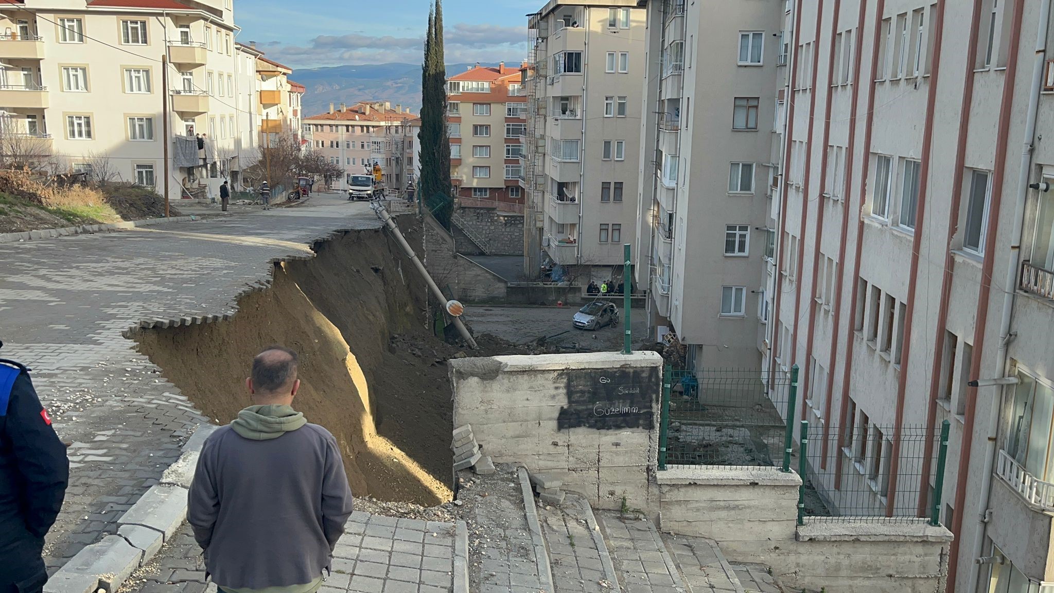 Kastamonu’da Istinat Duvarı Çöktü, 7 Araç Zarar Gördü (1)
