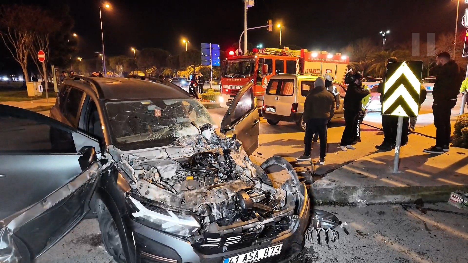 Kırmızı Işık Ihlali Kazaya Neden Oldu 1’I Ağır 6 Yaralı (1)