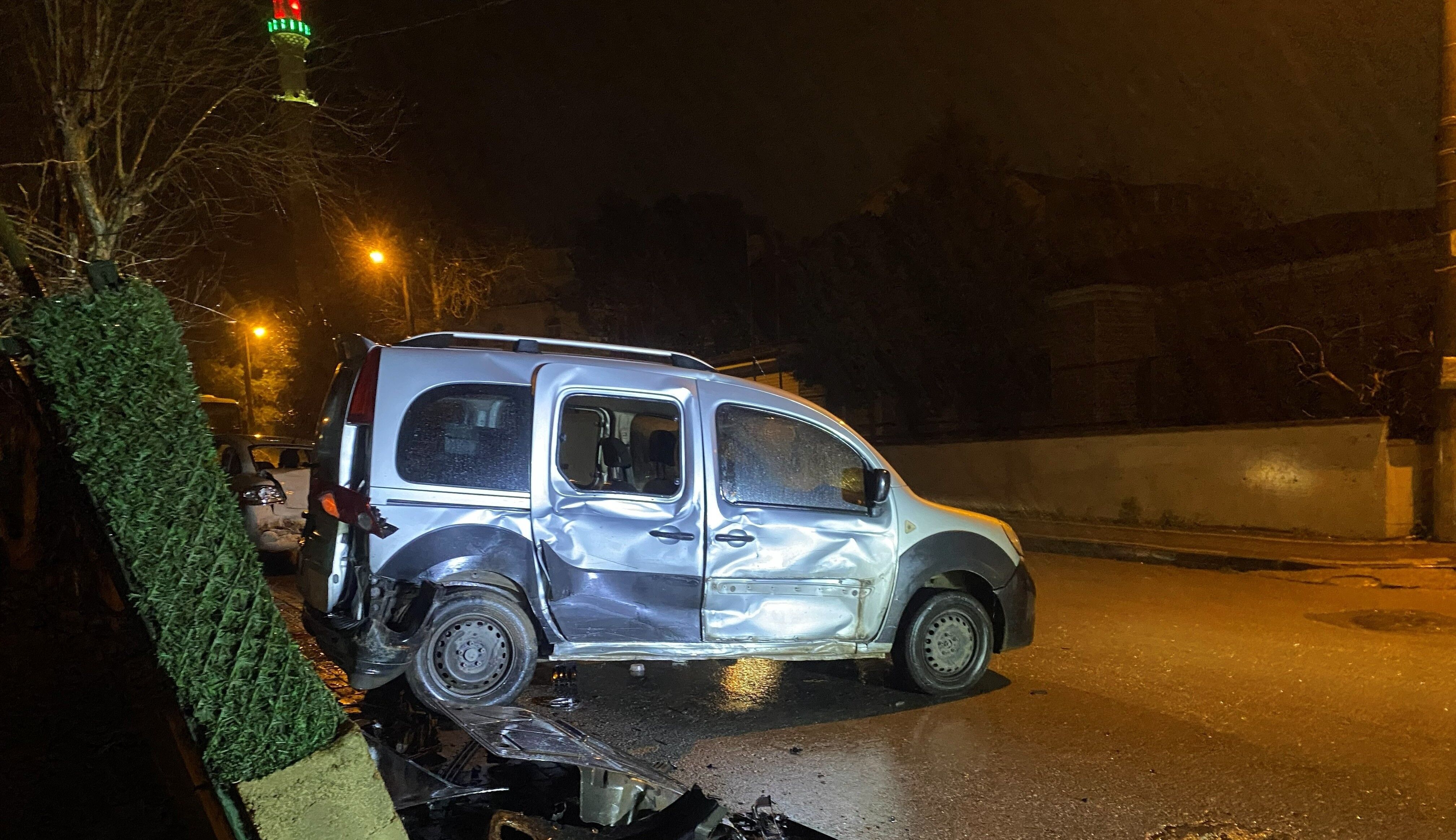 Kocaeli'de 3 Aracın Karıştığı Zincirleme Kazada Sürücü Kaçtı (2)