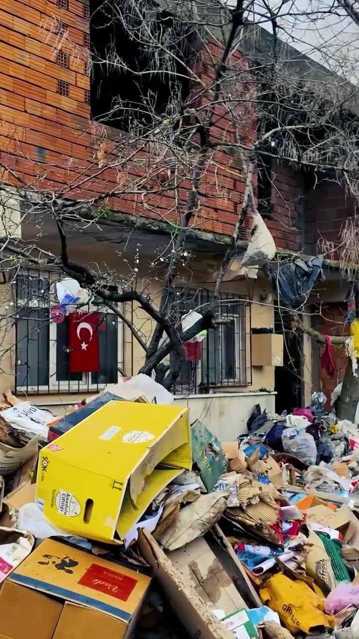 Kötü Koku Ihbarıyla Gidilen Evden 30 Ton Çöp Çıktı (2)