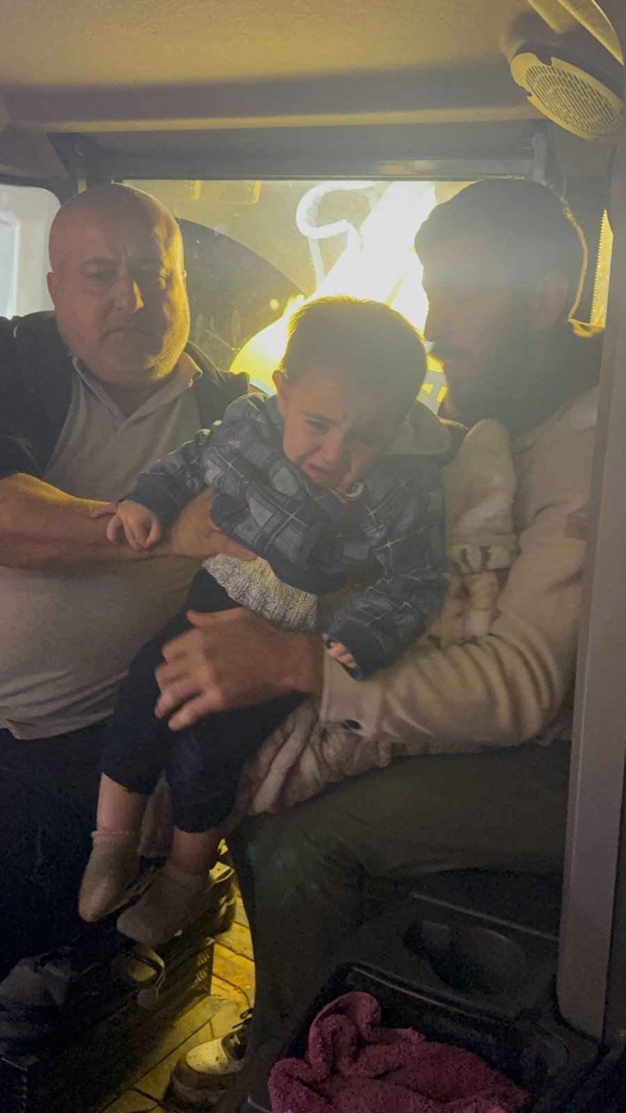 Manisa'da Selde Mahsur Kalan 11 Kişilik Aileyi Itfaiye Kurtardı (1)