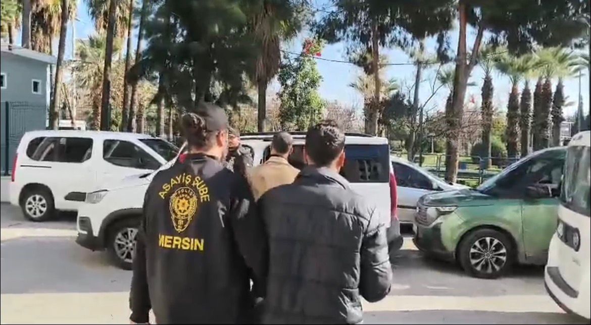 Mersin’de Kendilerini Polis Olarak Tanıtıp Bir Kadını “Ailen Gözaltında” Diyerek Dolandıran Şüpheliler Yakalandı. Yaklaşık 3 Milyon Liralık Vurgun Yapan 4 Kişi Tutuklandı (1)