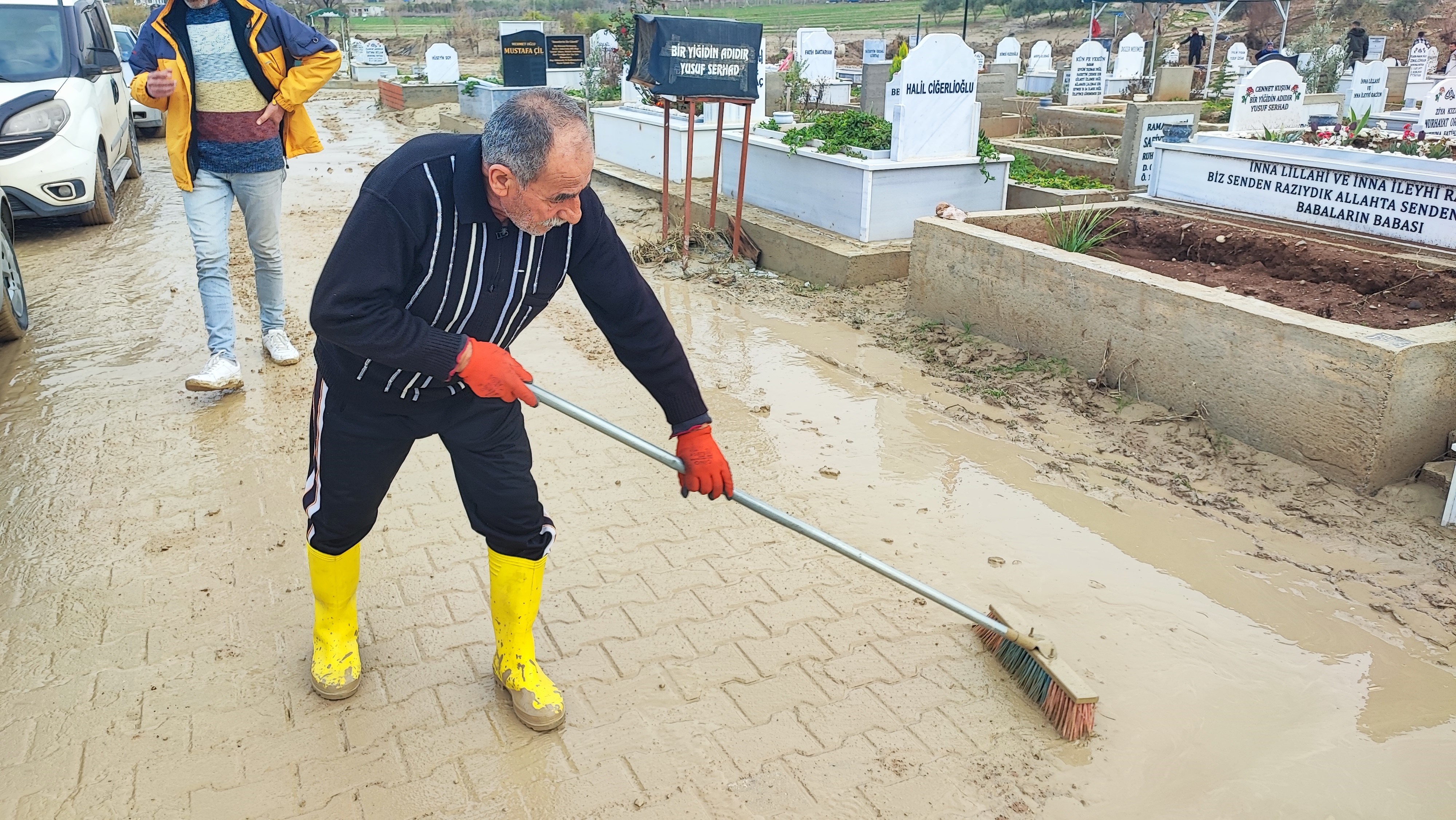 Mezarlar Selde Çöktü Aileler Isyan Etti (1)