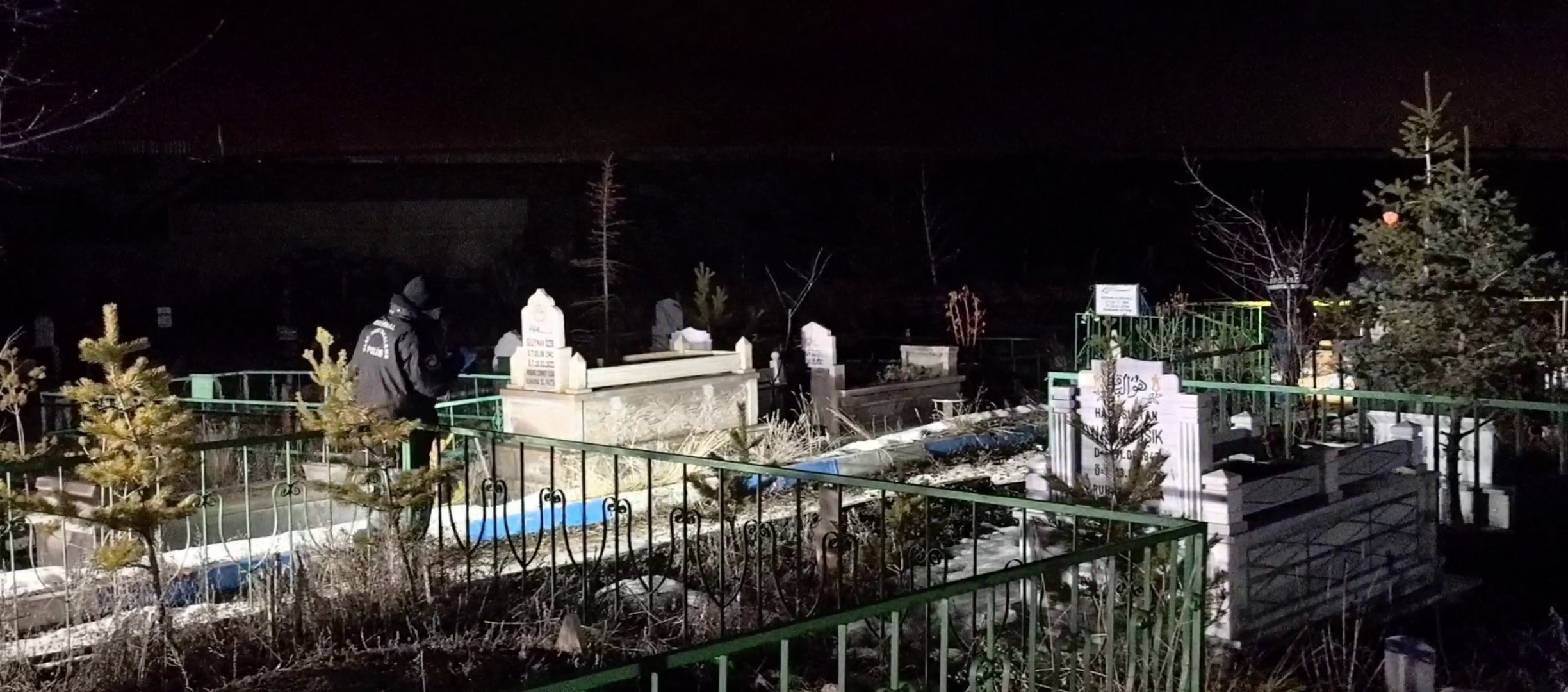 Mezarlıkta Çöp Poşeti Içinde Cenin Bulundu (1)