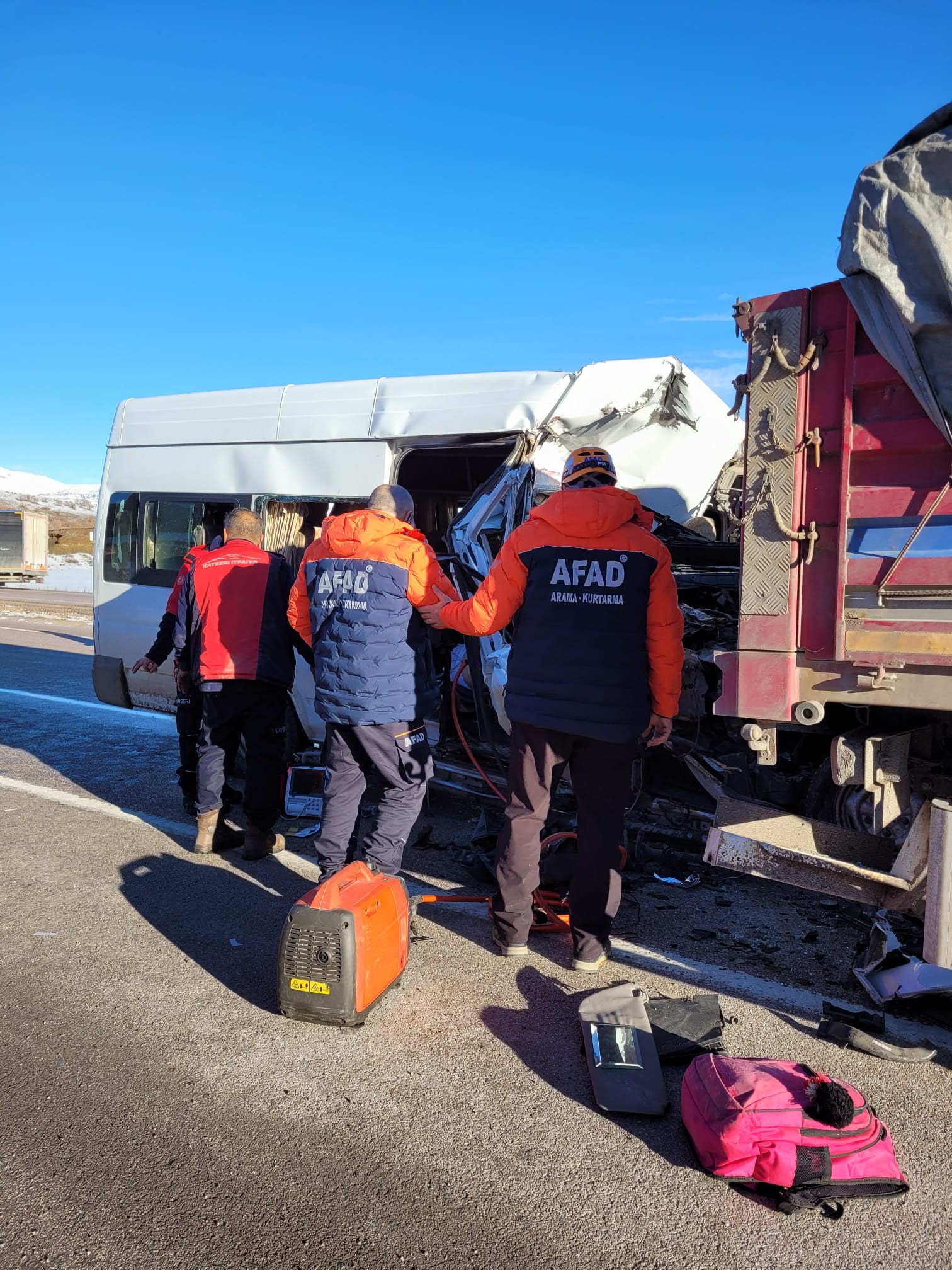 Öğrenci Servisi Tıra Çarptı 1 Ölü, 7 Yaralı (1)