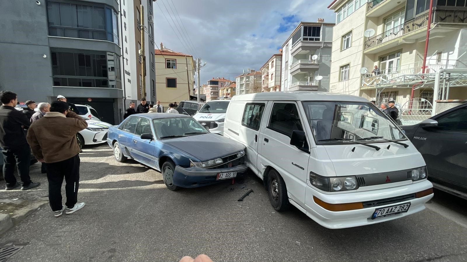 Polisten Kaçan 14 Yaşındaki Sürücü Minibüse Çarpınca Yakalandı (1)