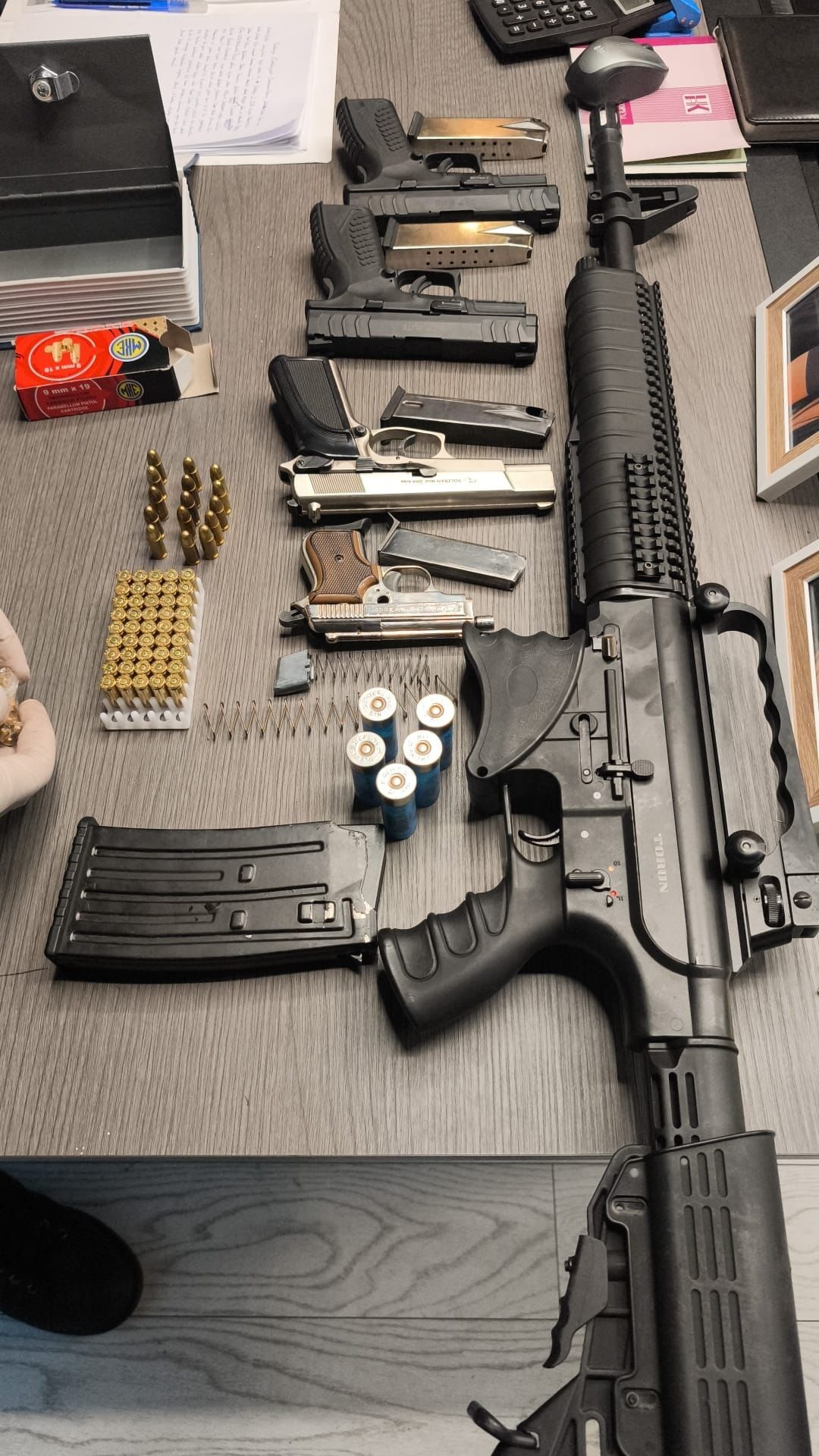 Sakarya’nın Erenler Ilçesinde Silah Imalatı Ve Ticaretine Yönelik Operasyonda Kalem Şeklinde Suikast Silahı, Ruhsatsız Tabancalar Ve Mühimmat Ele Geçirildi. 3 Şüpheliden 1’I Tutuklandı (1)