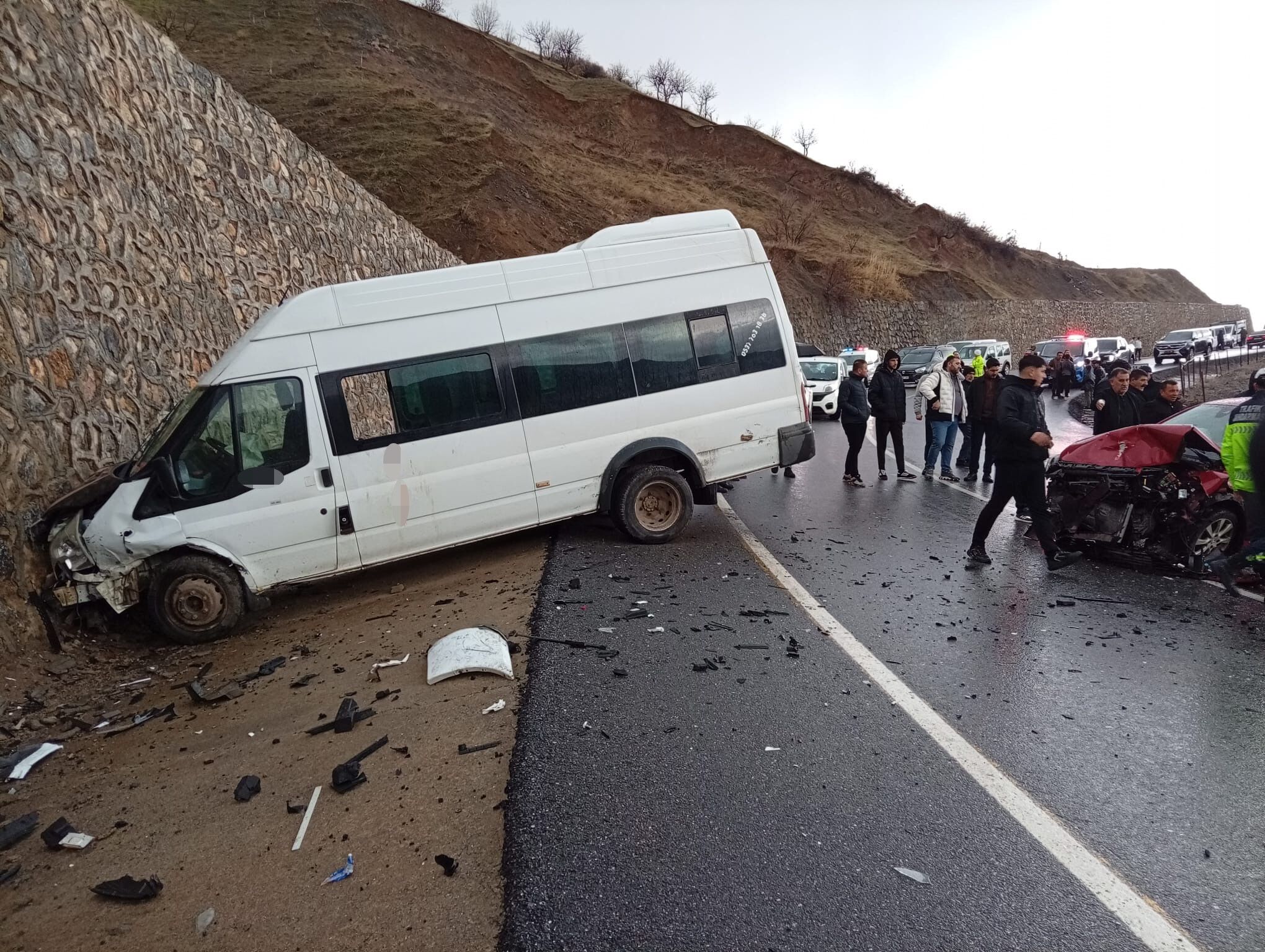 Siirt’in Pervari Ilçesinde Öğrenci Servisi Ile Öğretmenleri Taşıyan Otomobilin Çarpıştığı Kazada 9’U Öğrenci 12 Kişi Yaralandı. Yaralıların Sağlık Durumunun Iyi Olduğu Bildirildi (2)