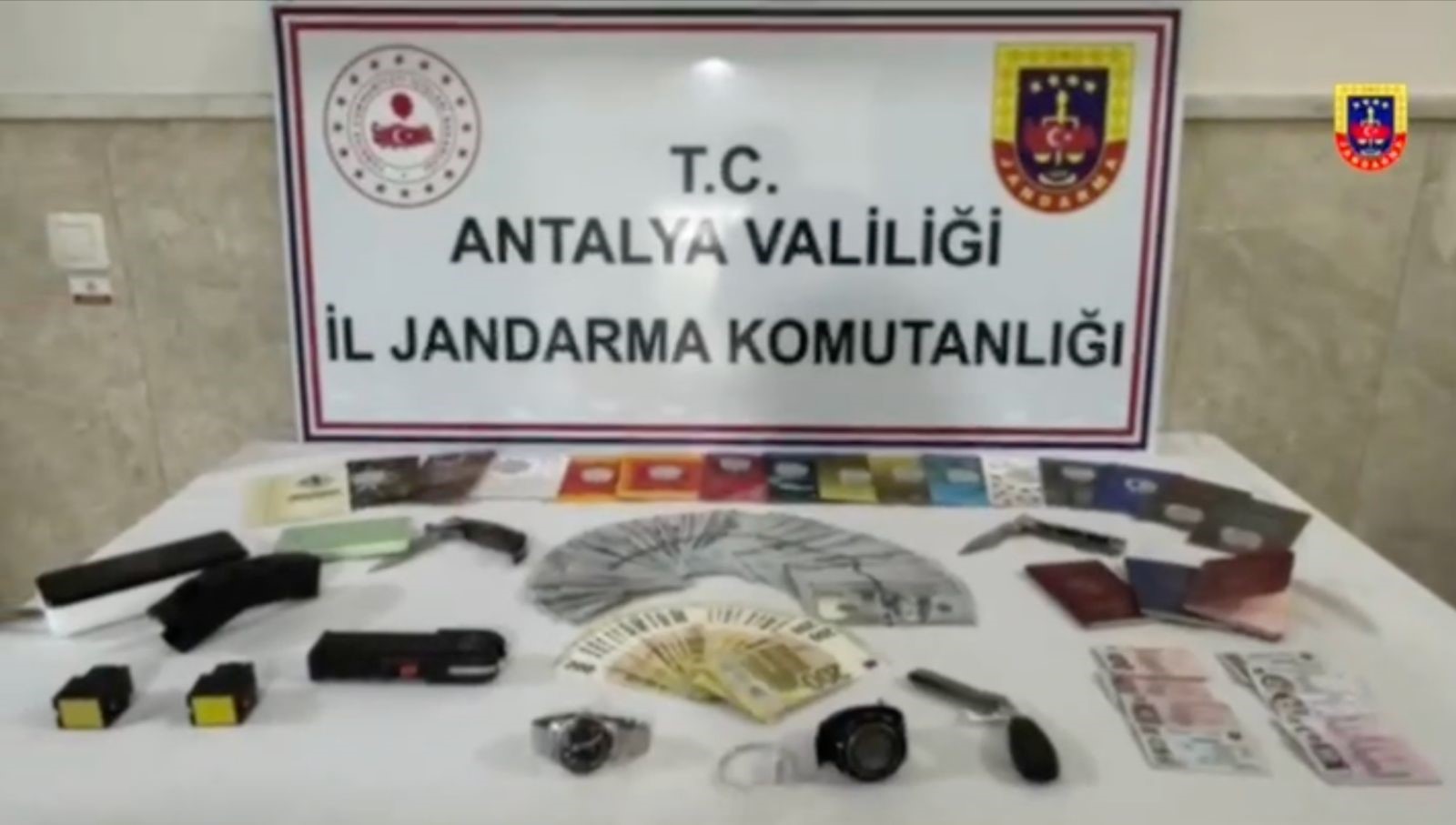 Silahla Tehdit Edilerek Evine Girilen Kadının Ellerini Bağlayıp Yüz Tanıma Sistemiyle Hesabından 18 Bin Euro Çektiler (2)