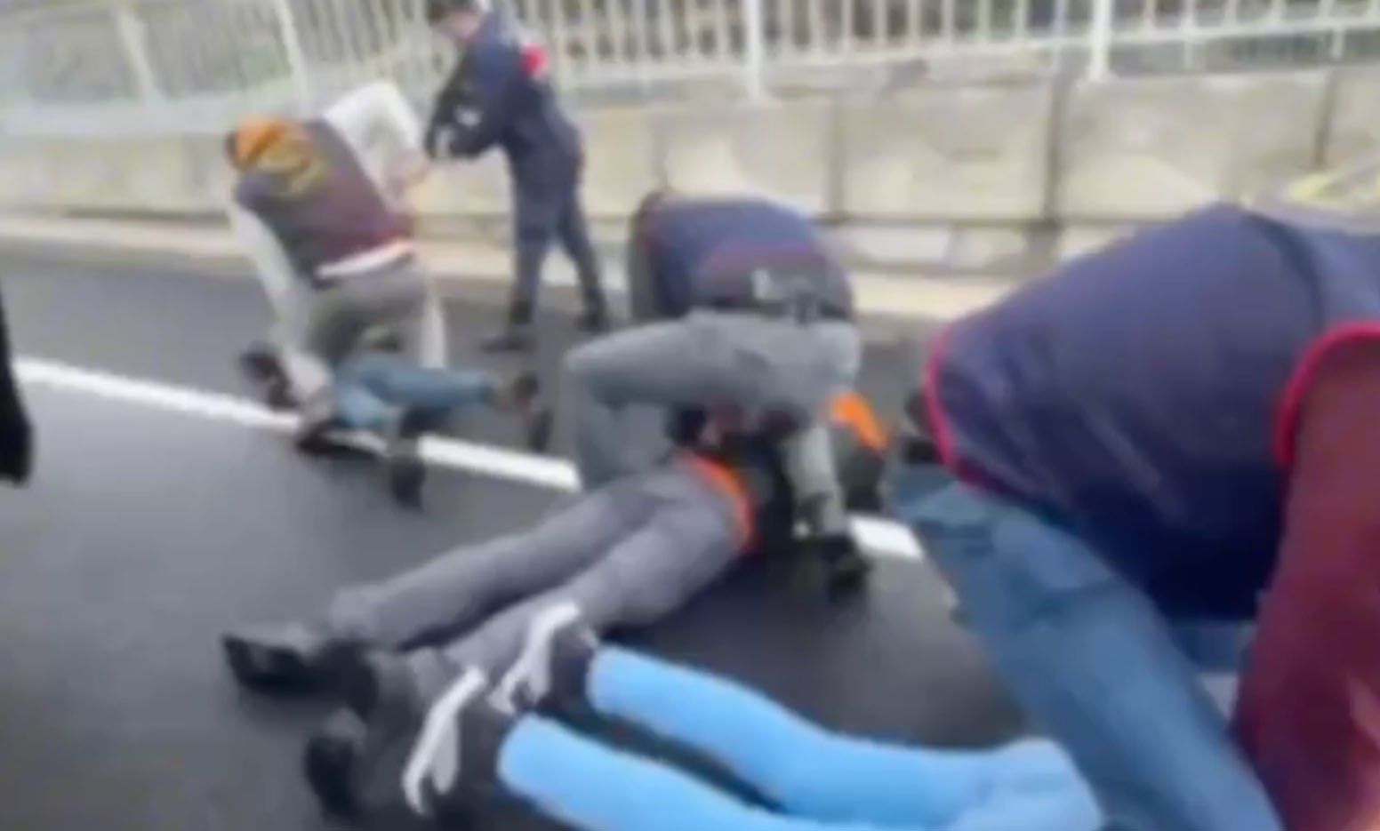 Silahla Tehdit Edilerek Evine Girilen Kadının Ellerini Bağlayıp Yüz Tanıma Sistemiyle Hesabından 18 Bin Euro Çektiler (4)