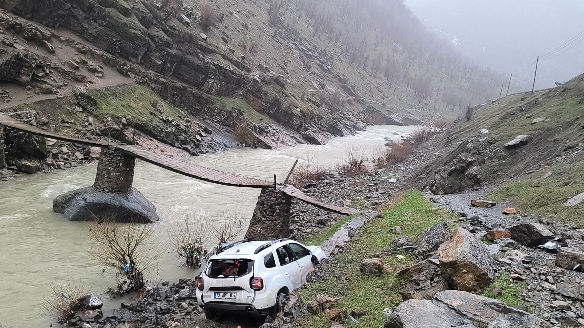 Şırnak’ın Beytüşşebap Ilçesinde Sağanak Yağış Nedeniyle Kontrolden Çıkan Otomobil Uçuruma Yuvarlandı. Habur Çayı’na Düşmekten Son Anda Kurtulan Araçtaki 2 Kişi Yaralandı (2)
