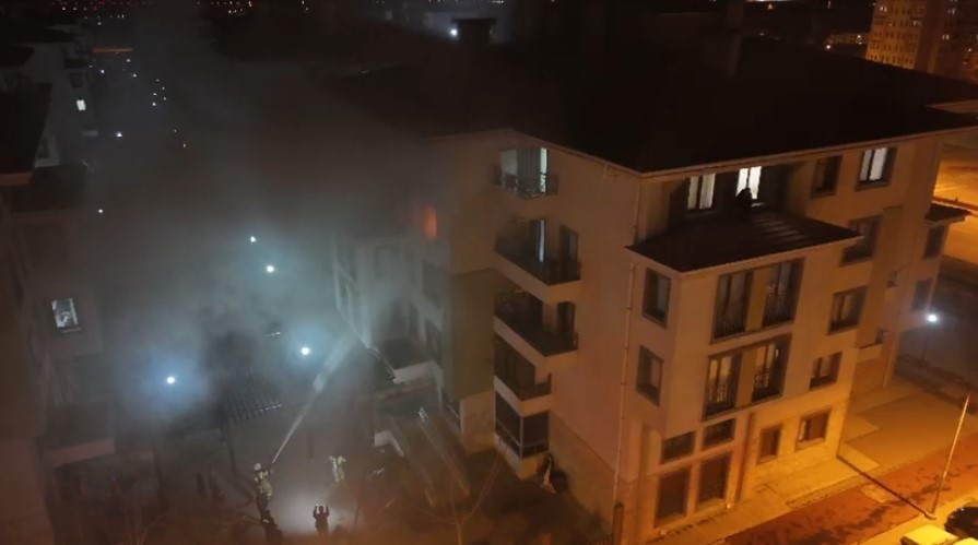 Tartıştığı Annesine Kızıp Daireyi Ateşe Verdi! 10 Kişi Dumandan Etkilendi (2)