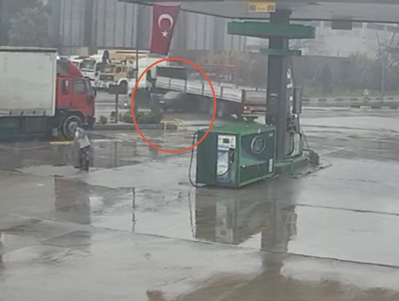 Turgutlu’da Otomobil Tırın Altına Ok Gibi Saplandı. O Anlar Kamerada (2)