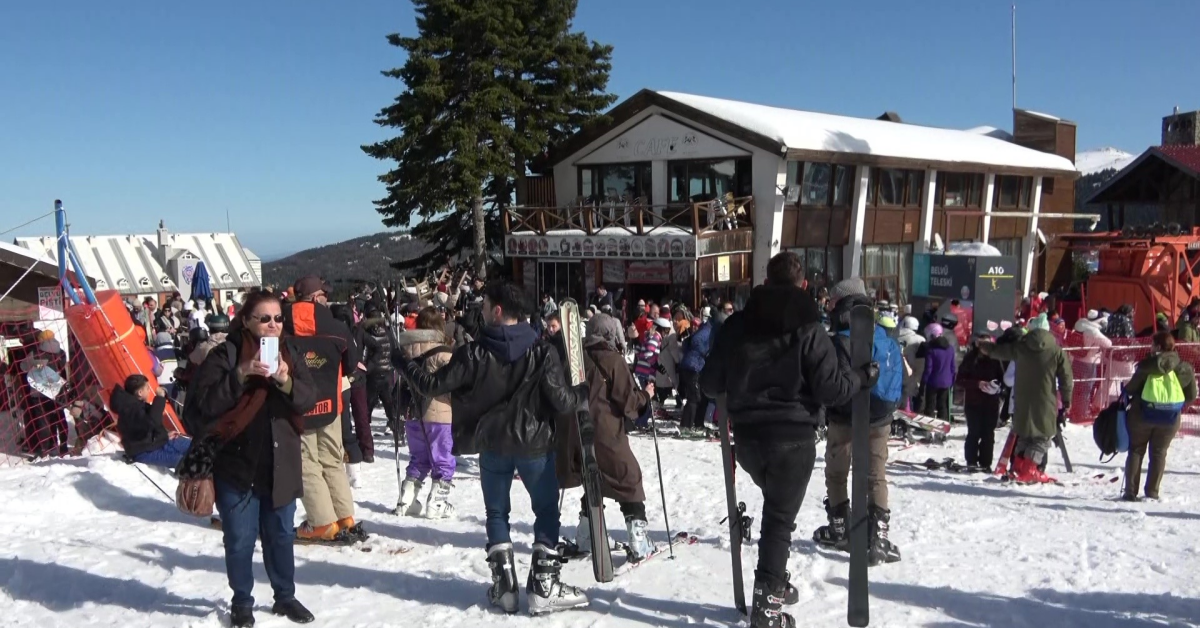 Uludağ'da Güneşli Hafta Sonu Zirve Tatilcilerle Doldu (2)