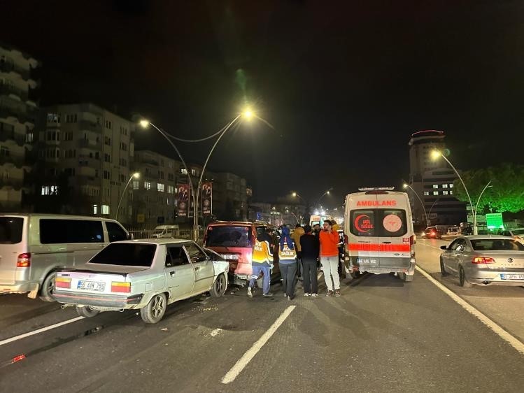 Uşak'ta 4 Araçlı Zincirleme Kazada 6 Kişi Yaralandı (2)