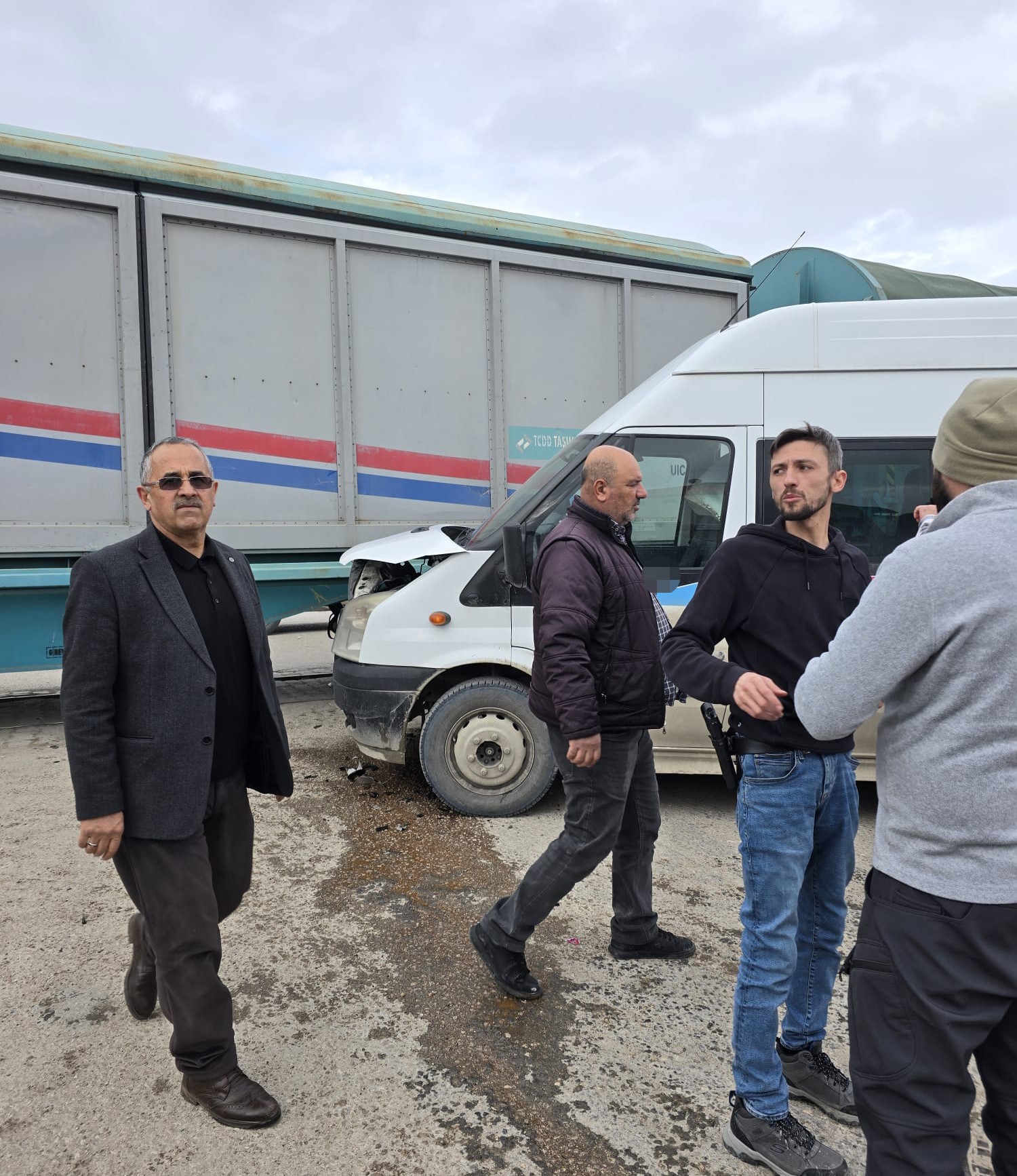 Van’da Faciadan Dönüldü! Tren Ile Okul Servisi Çarpıştı (3)