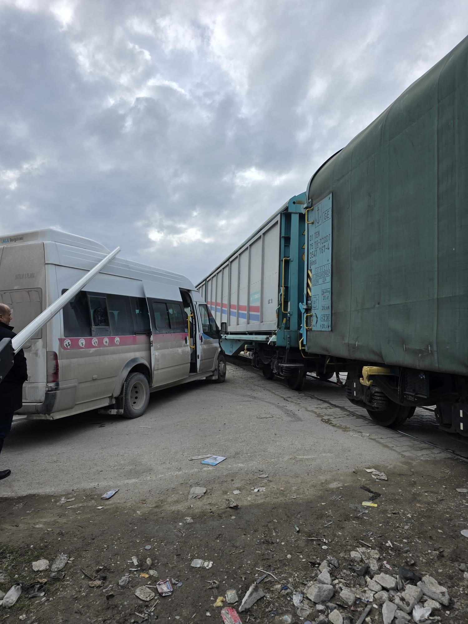 Van’da Faciadan Dönüldü! Tren Ile Okul Servisi Çarpıştı (4)