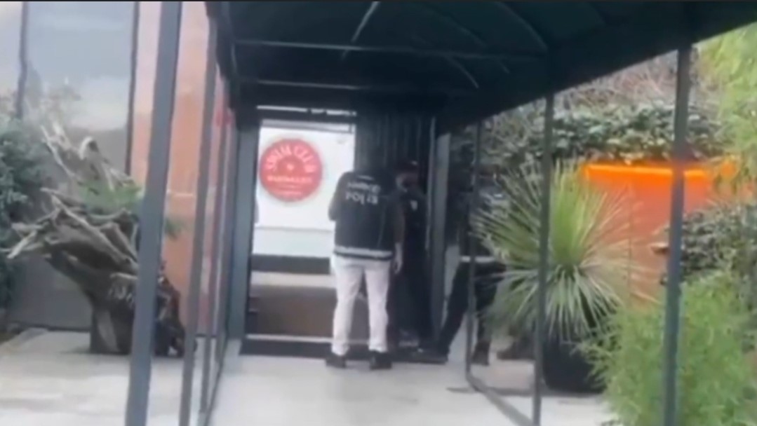 Vbeşiktaş'ta Ünlülerin Gittiği Spor Salonuna Polis Baskını (1)-1