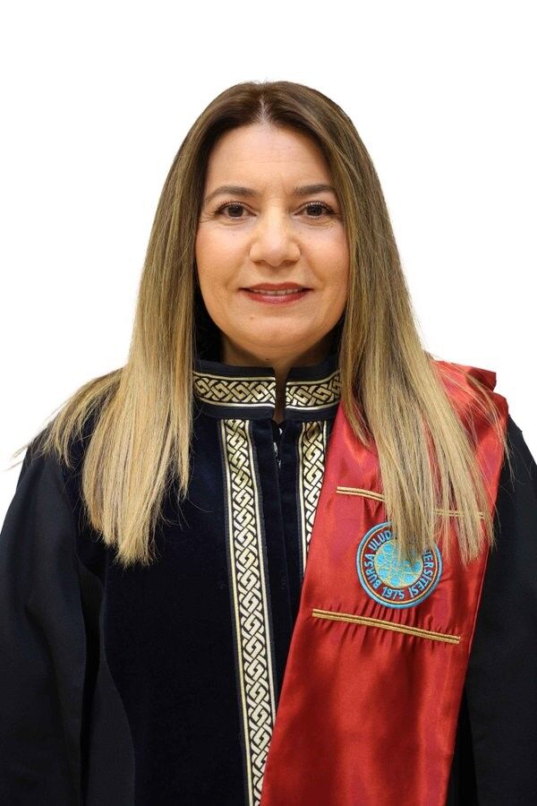 80 Yaşındaki Emekli Öğretmen, Kansere Yenik Düşen Profesör Kızını Gözyaşlarıyla Andı! (2)