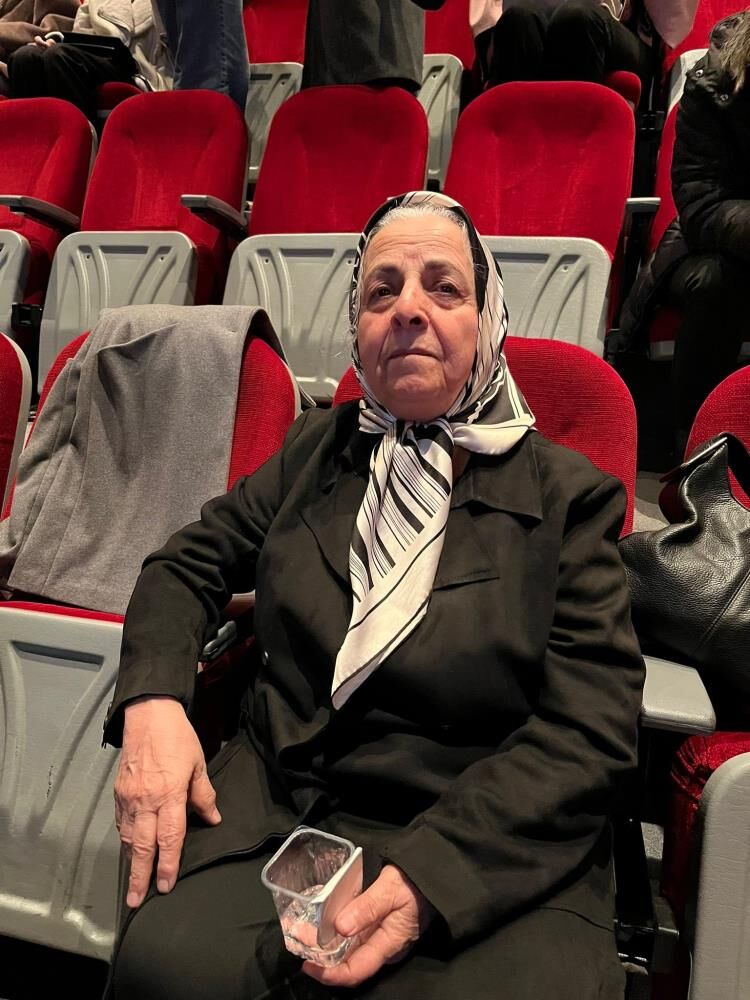 80 Yaşındaki Emekli Öğretmen, Kansere Yenik Düşen Profesör Kızını Gözyaşlarıyla Andı! (3)