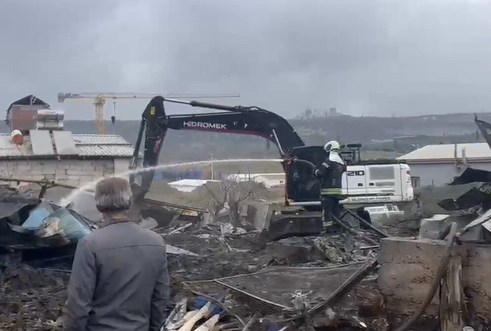 Ahır Alevlere Teslim Oldu! 460 Hayvan Telef Oldu (4)