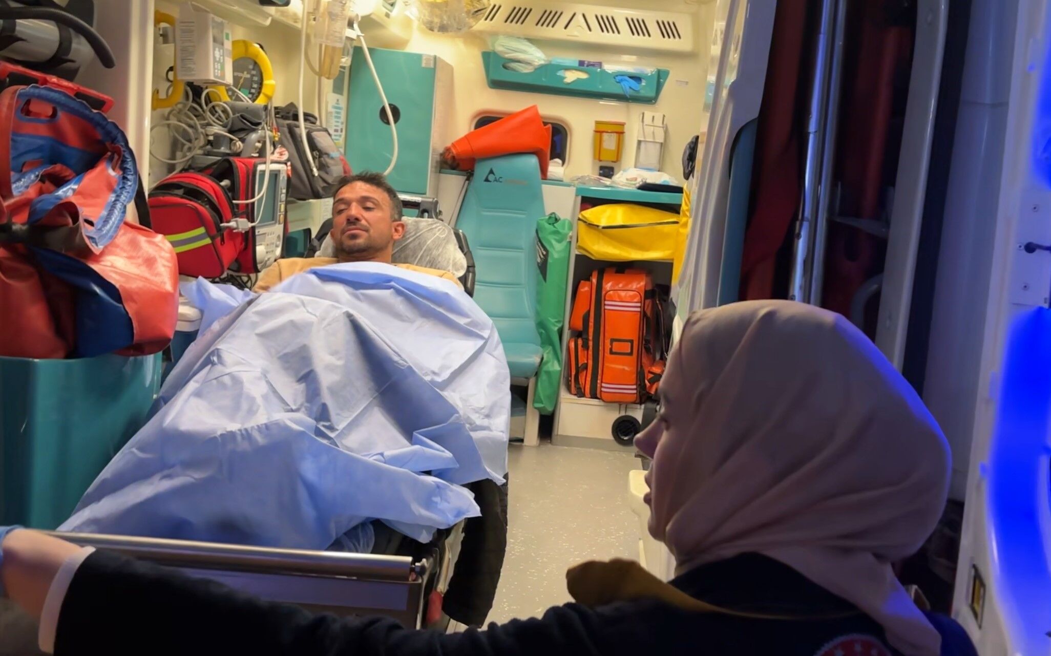 Aksaray’da Apartman Içerisinde Yüzü Maskeli Bir Kişi Tarafından Bıçaklandığı Iddia Edilen Şahıs Ağır Yaralandı (2)