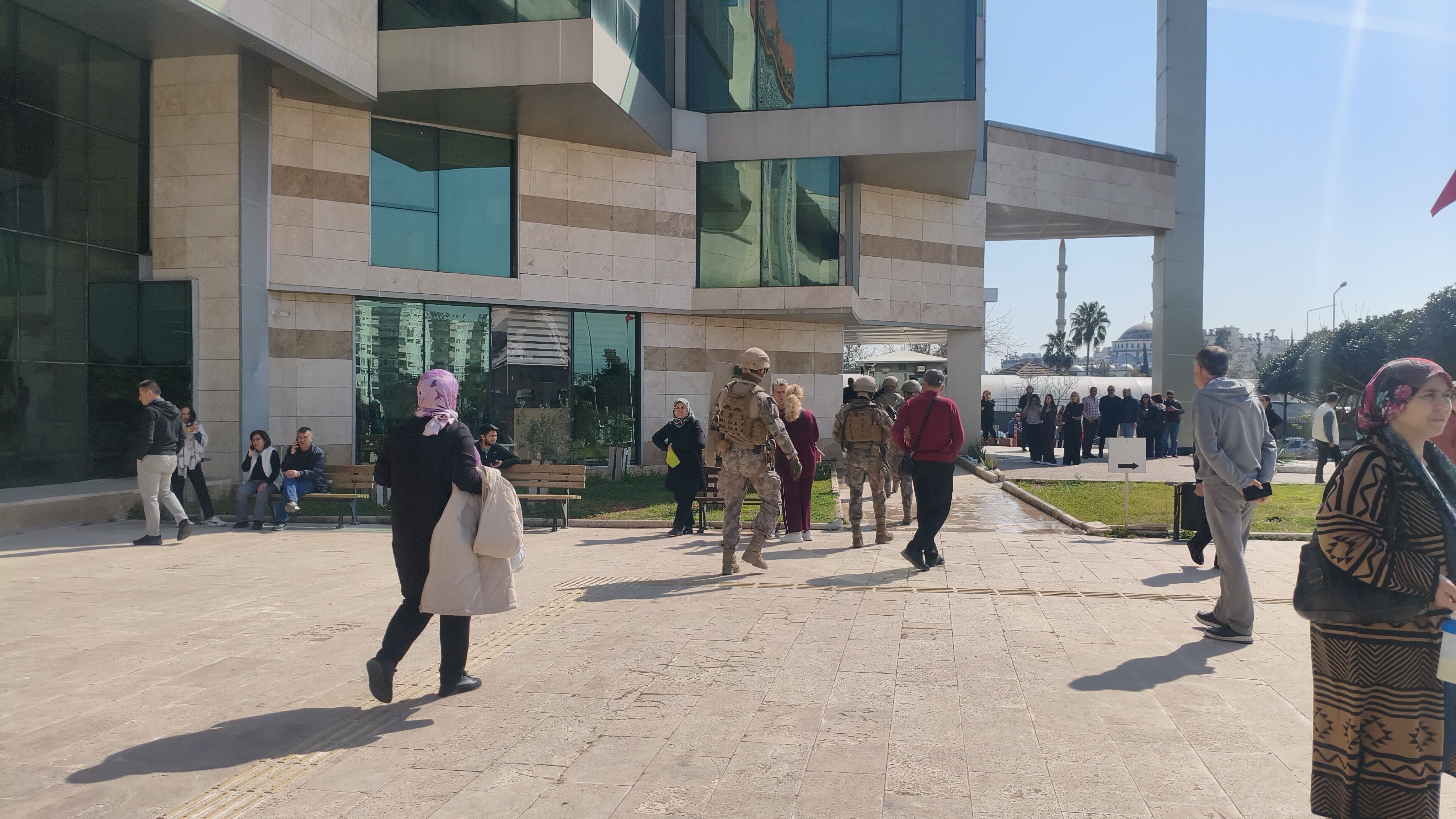 Antalya Kepez Kaymakamlığında Silah Sesleri Duyuldu (3)