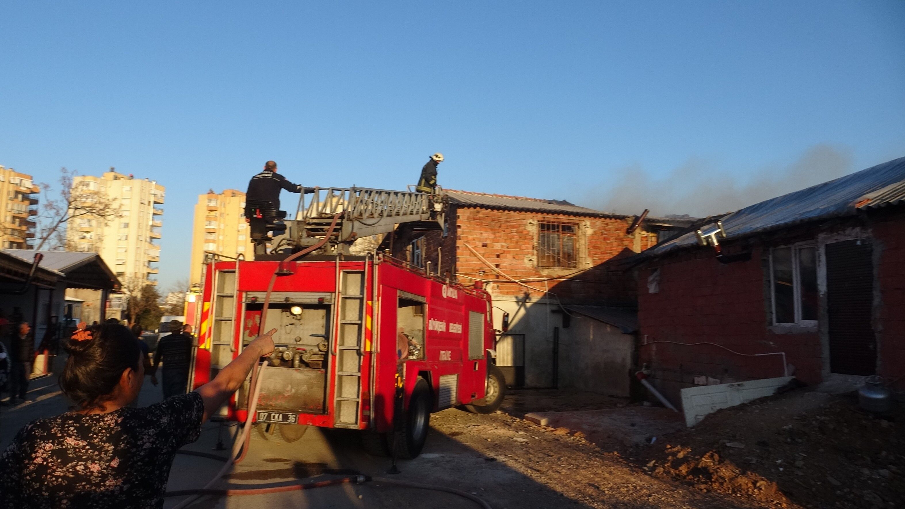 Antalya'da Yaşlı Çiftin Evi Alevlere Teslim Oldu (1)