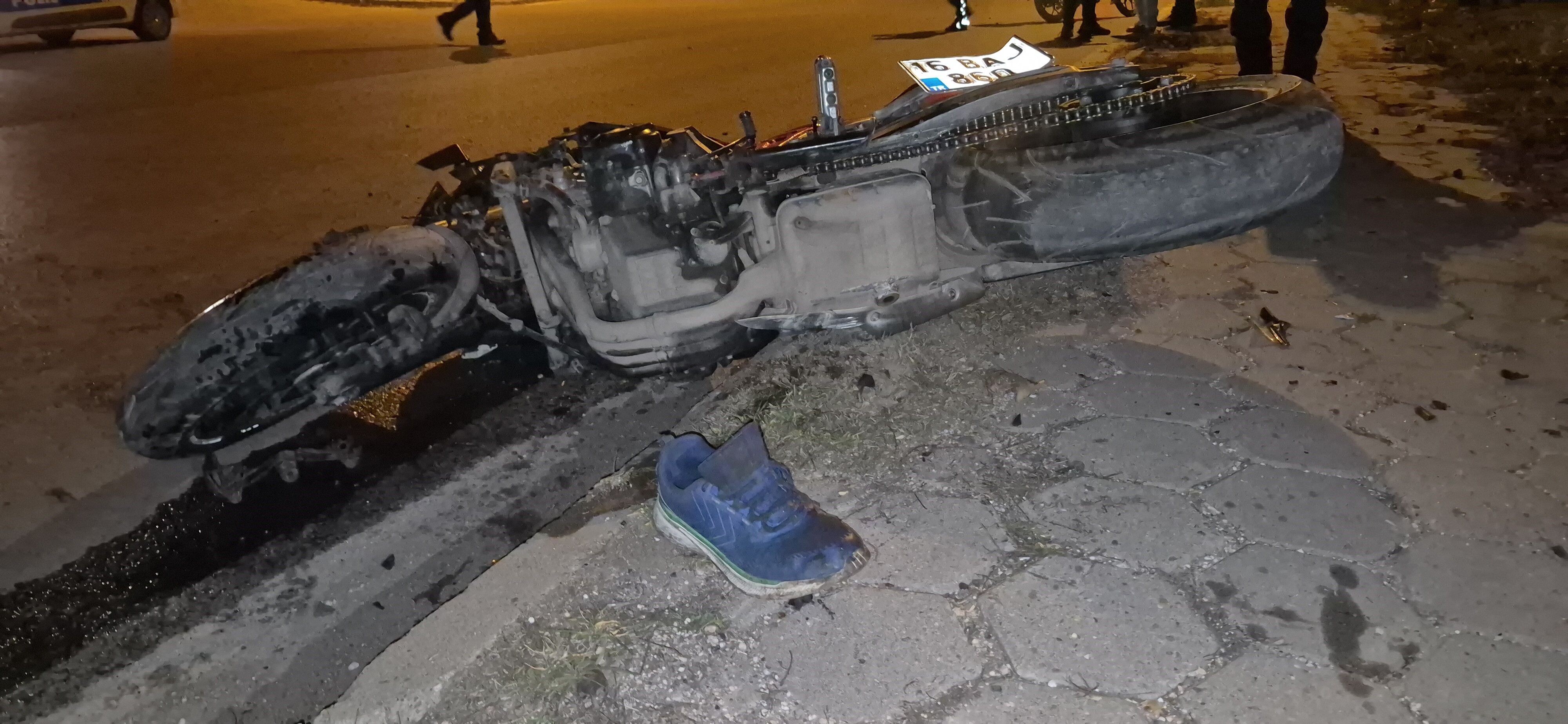 Aydınlatma Direğine Çarpan Motosiklet Sürücüsü Hayatını Kaybetti (1)