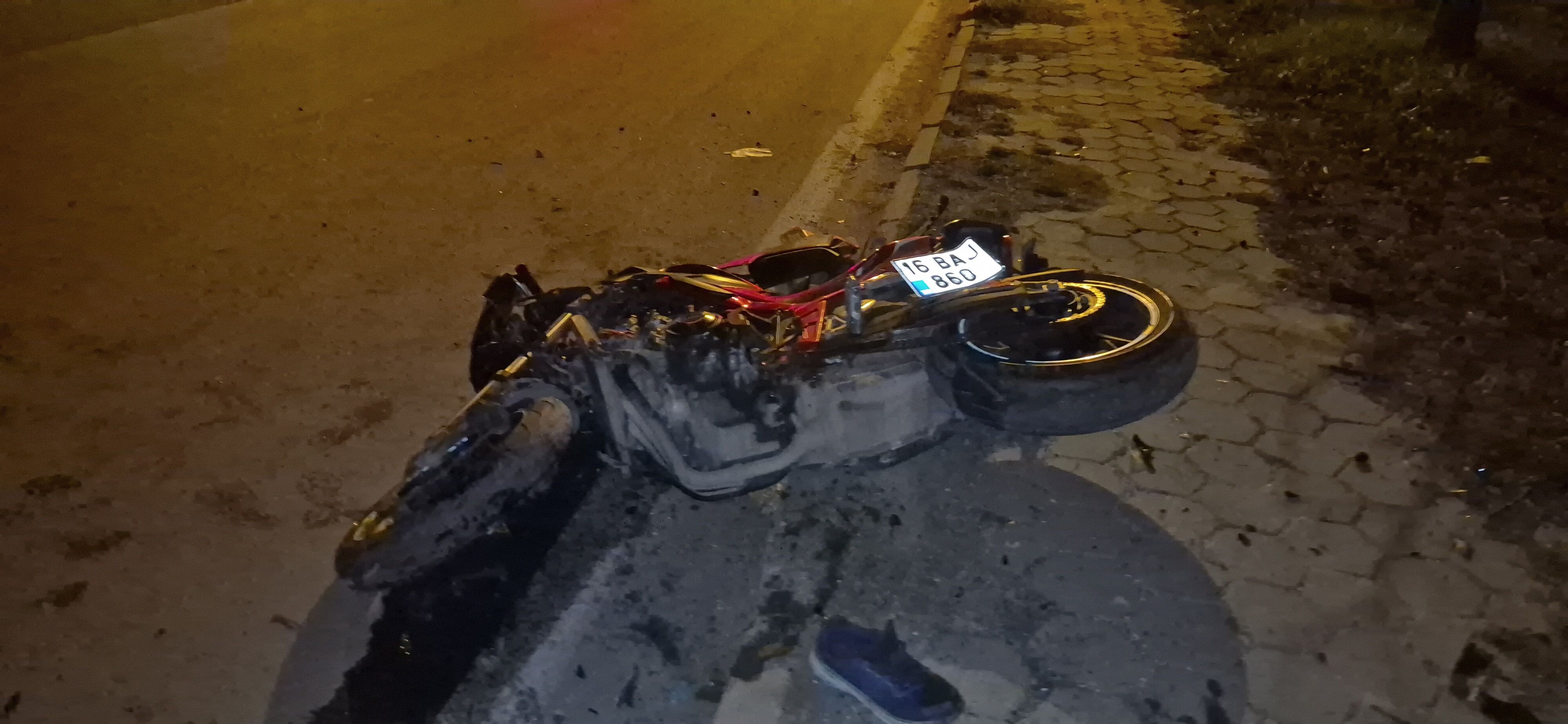 Aydınlatma Direğine Çarpan Motosiklet Sürücüsü Hayatını Kaybetti (3)