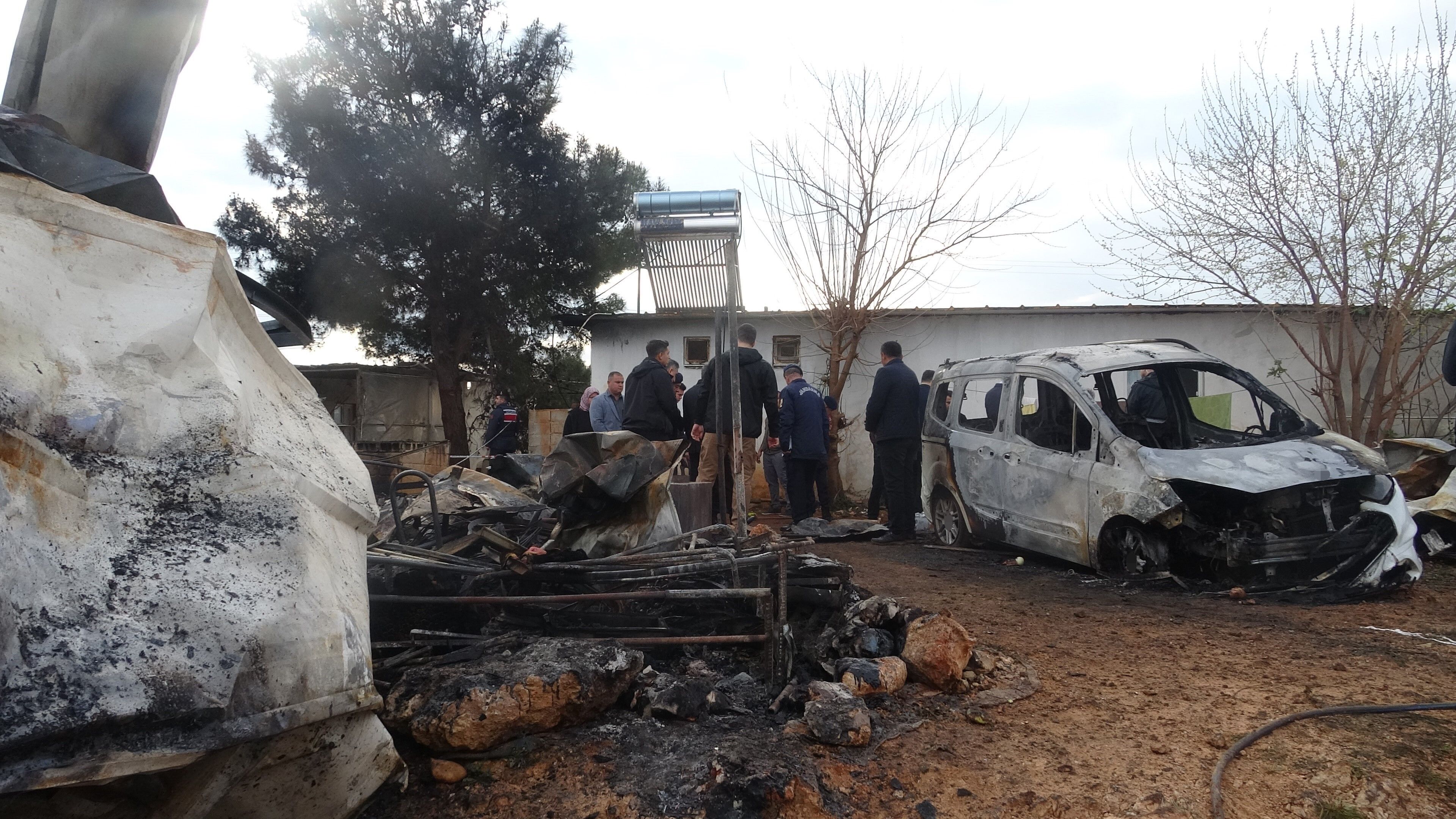 Babanın En Ağır Yükü! Kızı Ve 5 Torununun Cenazesini Gözyaşlarıyla Teslim Aldı (6)