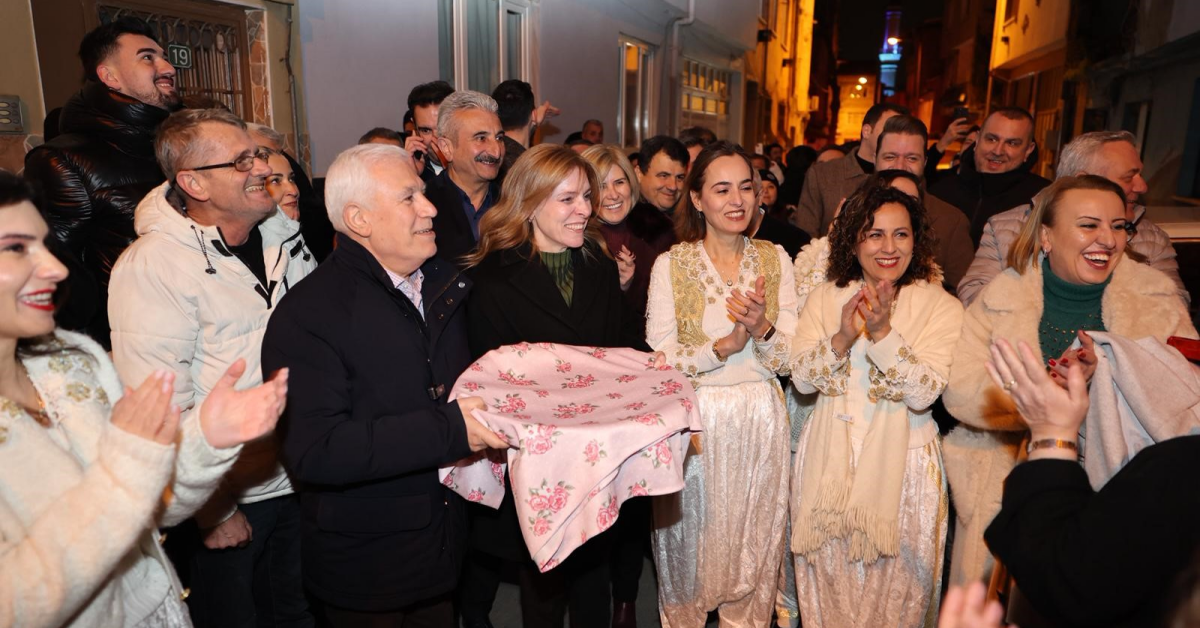 Başkan Bozbey Mahalleliyle Arnavut Böreği Topladı (3)