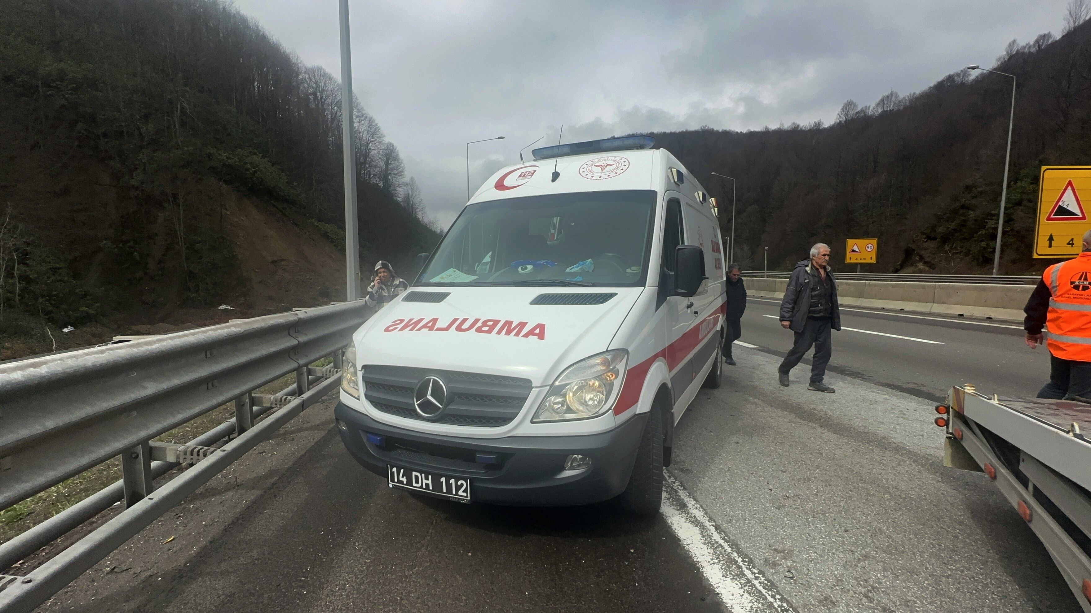 Bolu Dağı Tüneli'nde Otomobille Kamyonet Çarpıştı! 2'Si Çocuk 4 Yaralı (1)