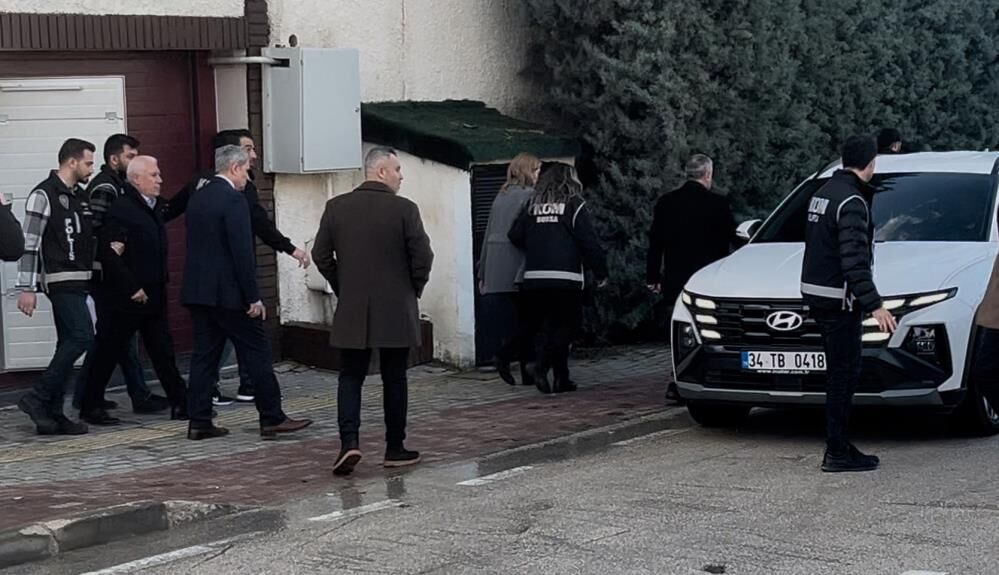 Bursa Büyükşehir Belediye Başkanı Mustafa Bozbey, Eşi Ve Kızı Gözaltına Alındı (1)-1