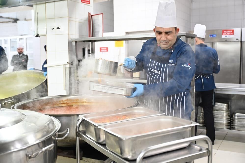 Bursa Büyükşehir’den Dev Hizmet! Her Gün 10 Bin Kişiye İftar Veriyor (1)