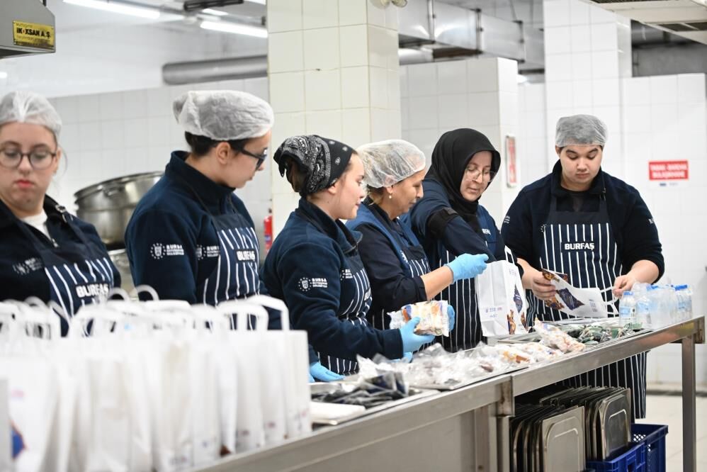 Bursa Büyükşehir’den Dev Hizmet! Her Gün 10 Bin Kişiye İftar Veriyor (3)