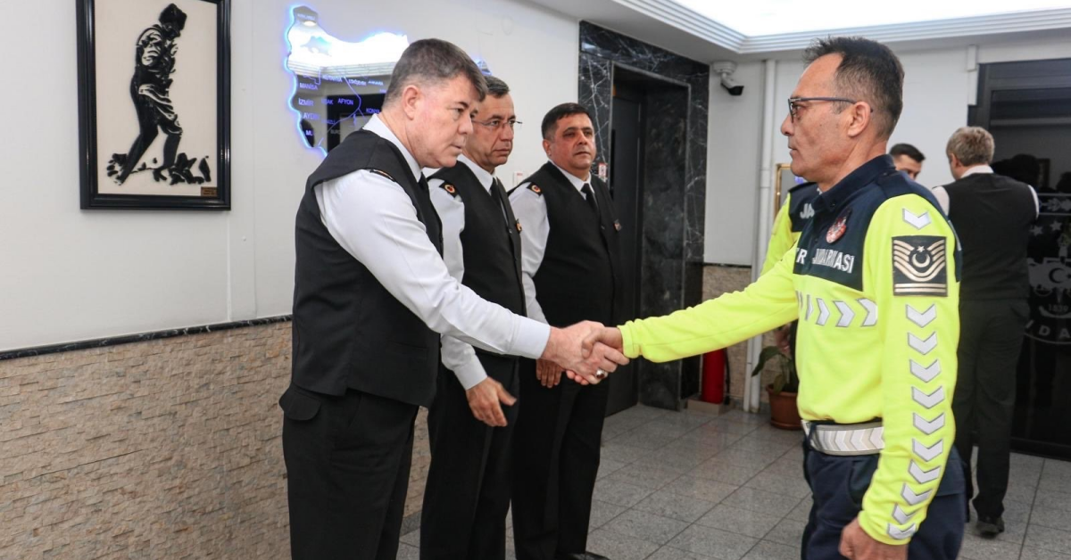 Bursa İl Jandarma Komutanlığı’nda Bayramlaşma Tümgeneral Tataroğlu Personelle Buluştu (2)
